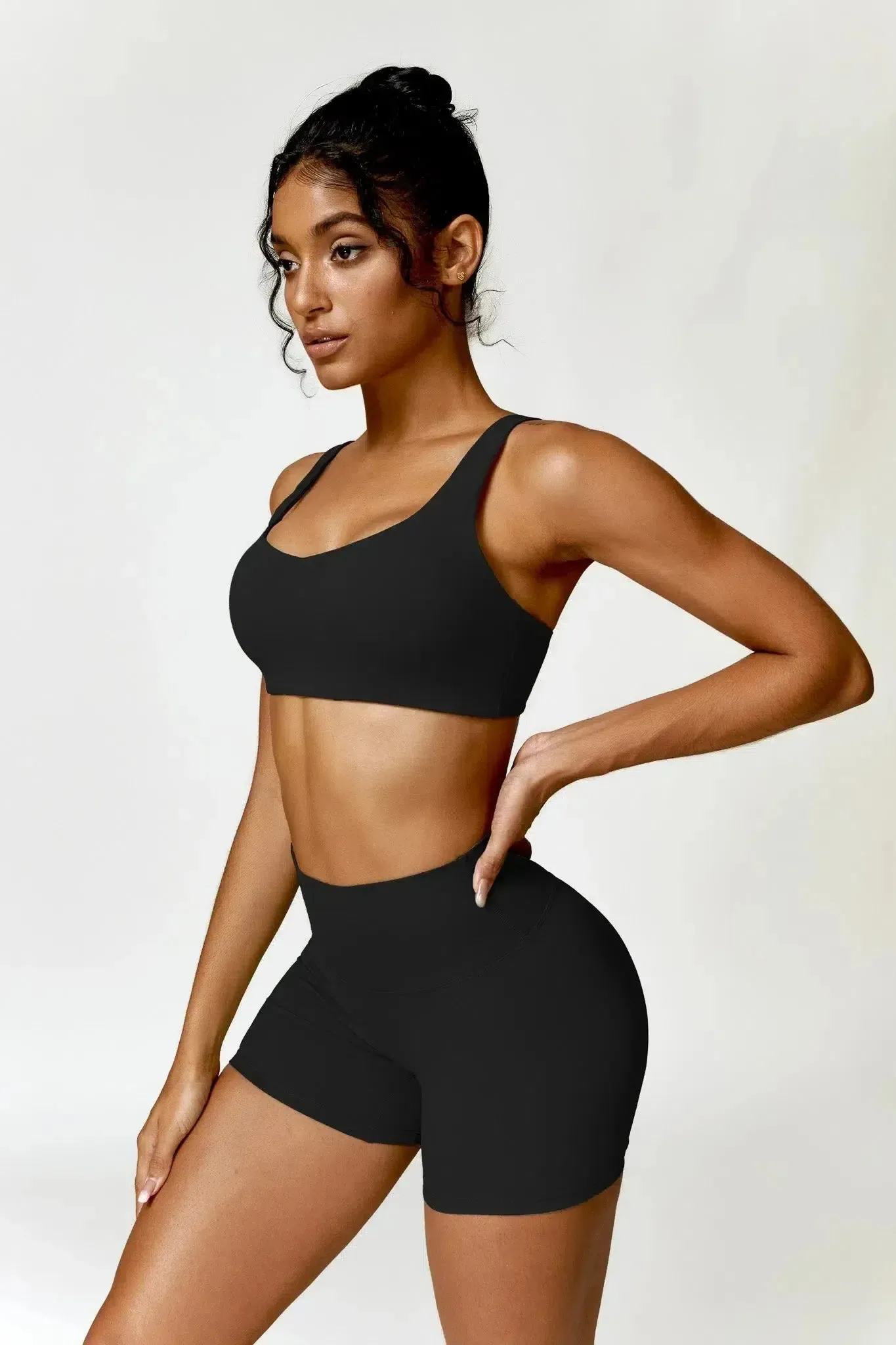 Jovana – Heart-shaped neckline – Supportive sports bra