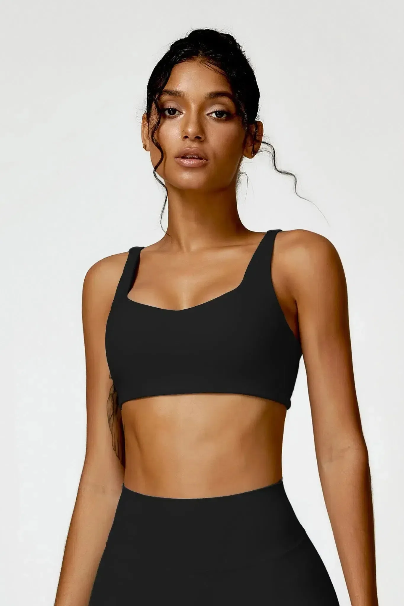 Jovana – Heart-shaped neckline – Supportive sports bra