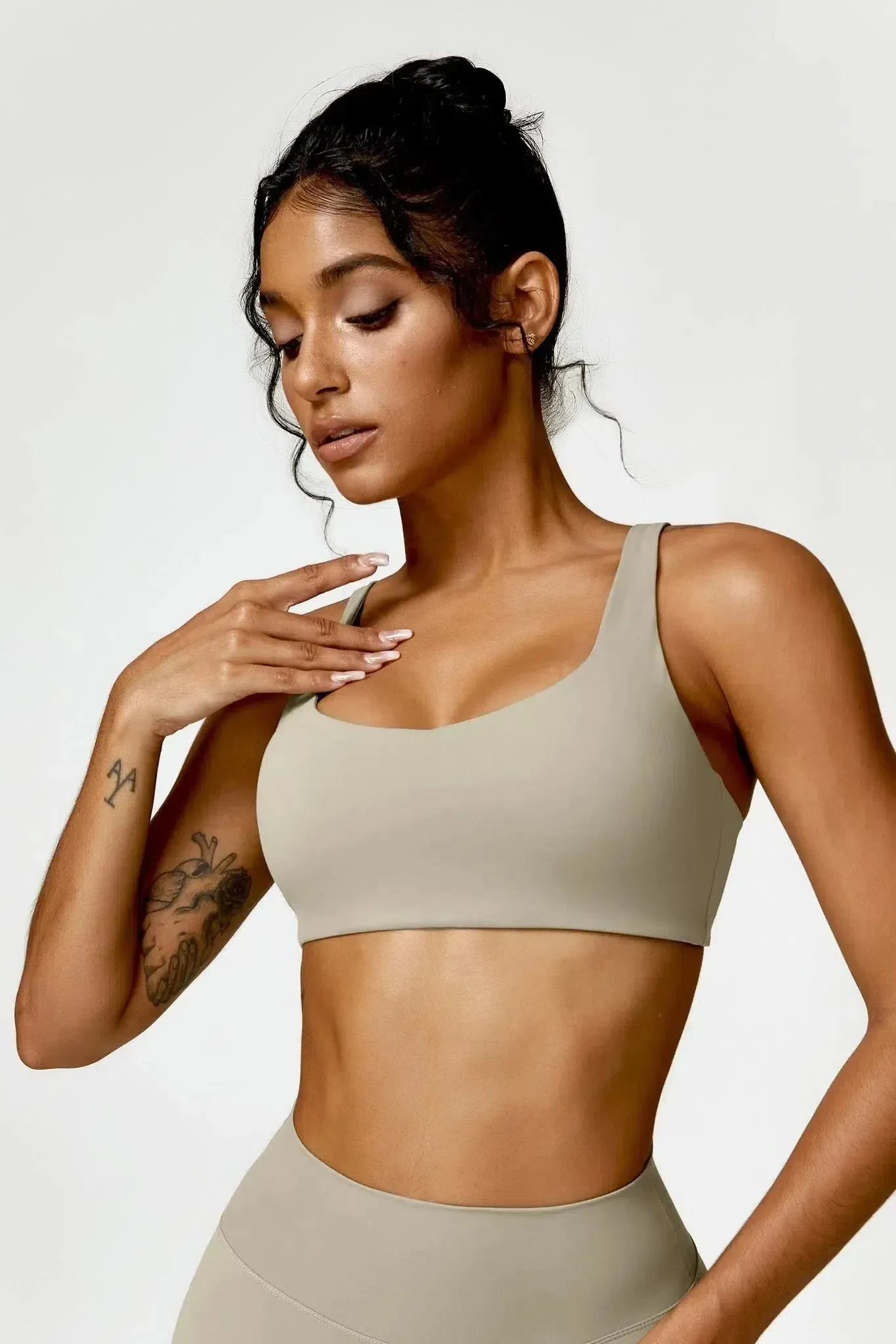 Jovana – Heart-shaped neckline – Supportive sports bra