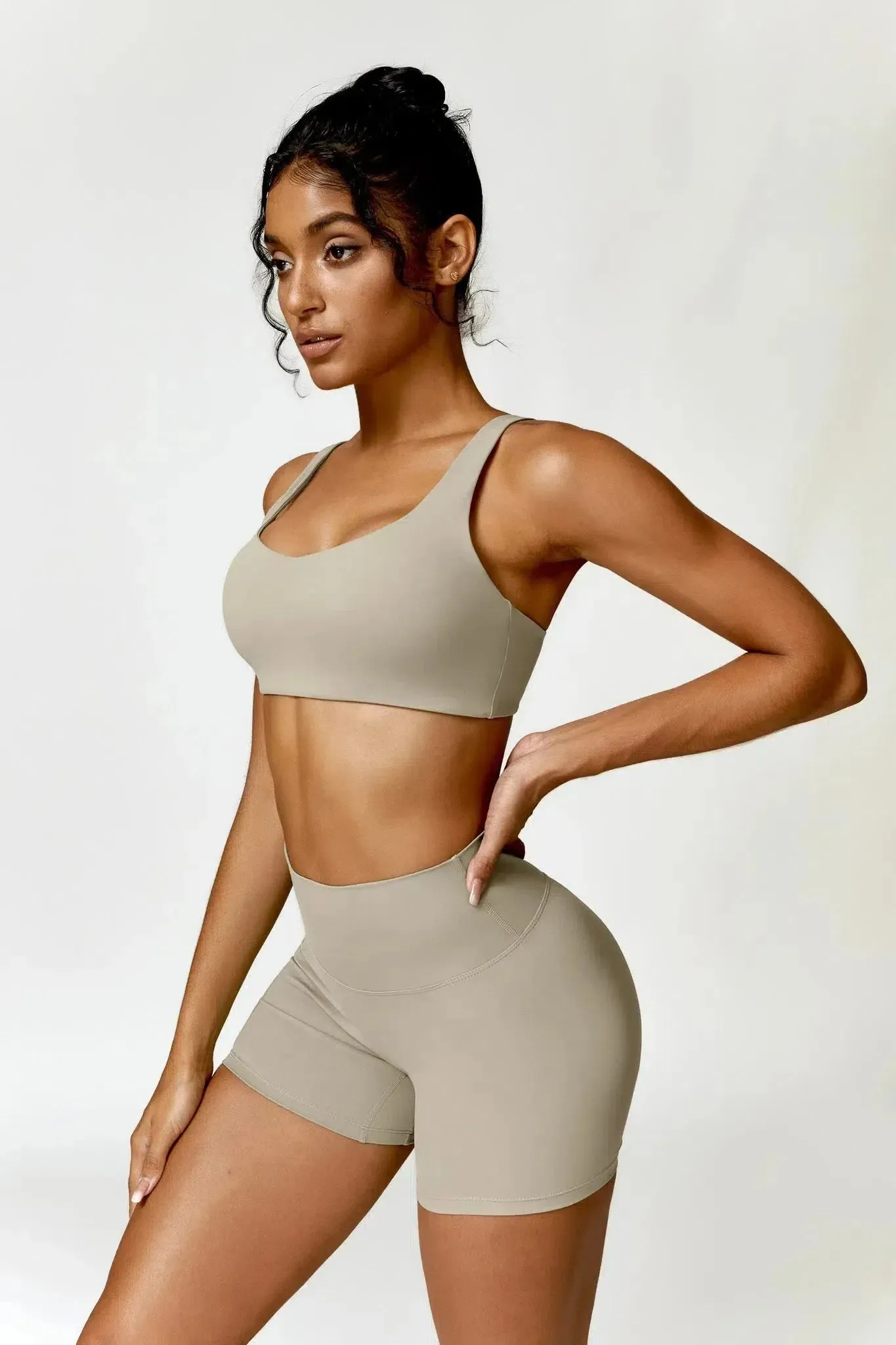 Jovana – Heart-shaped neckline – Supportive sports bra